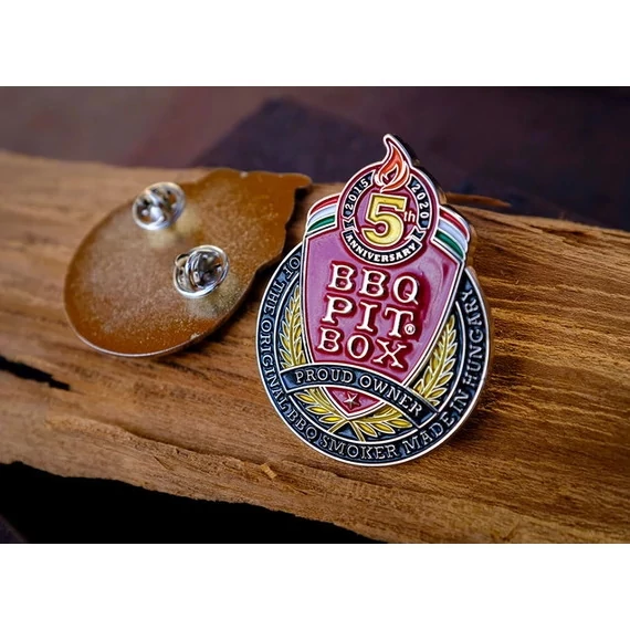 BBQ Pit Box® jubileumi jelvény