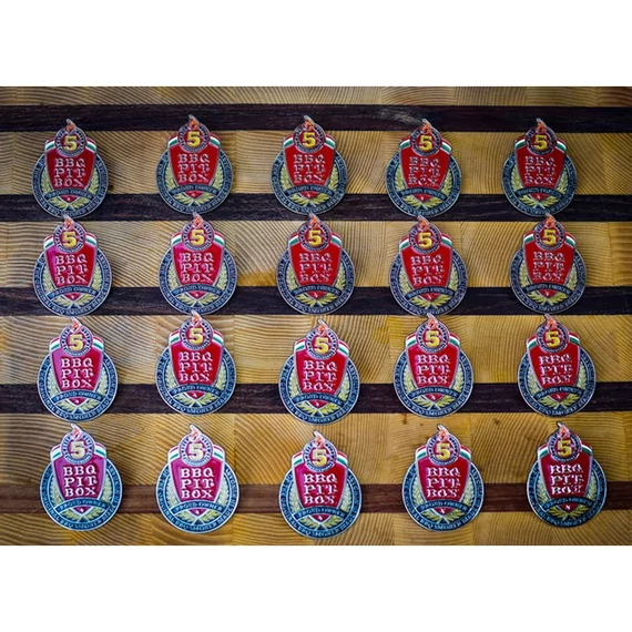 BBQ Pit Box® jubileumi jelvény