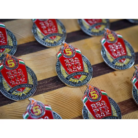 BBQ Pit Box® jubileumi jelvény